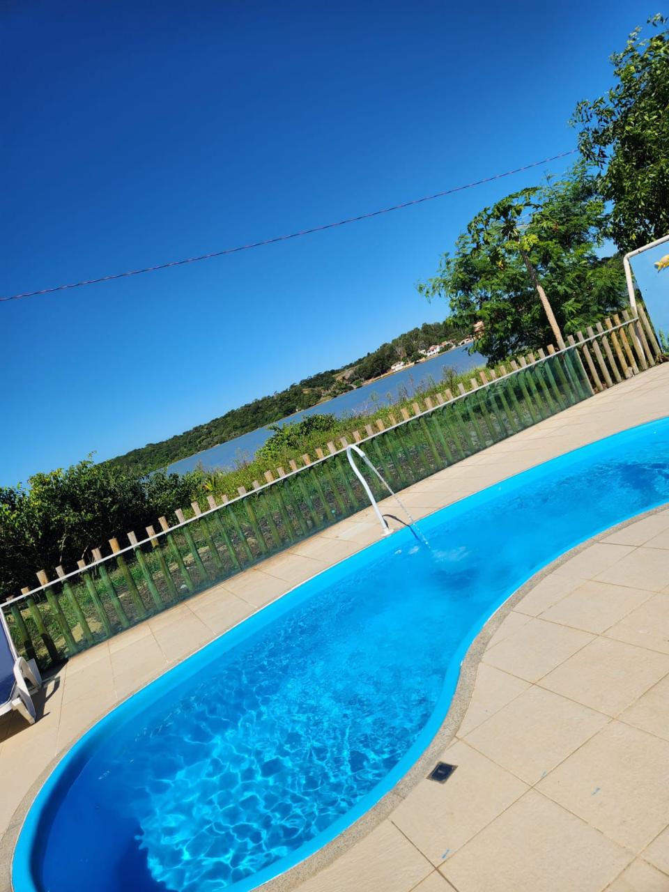Piscina com vista do rio