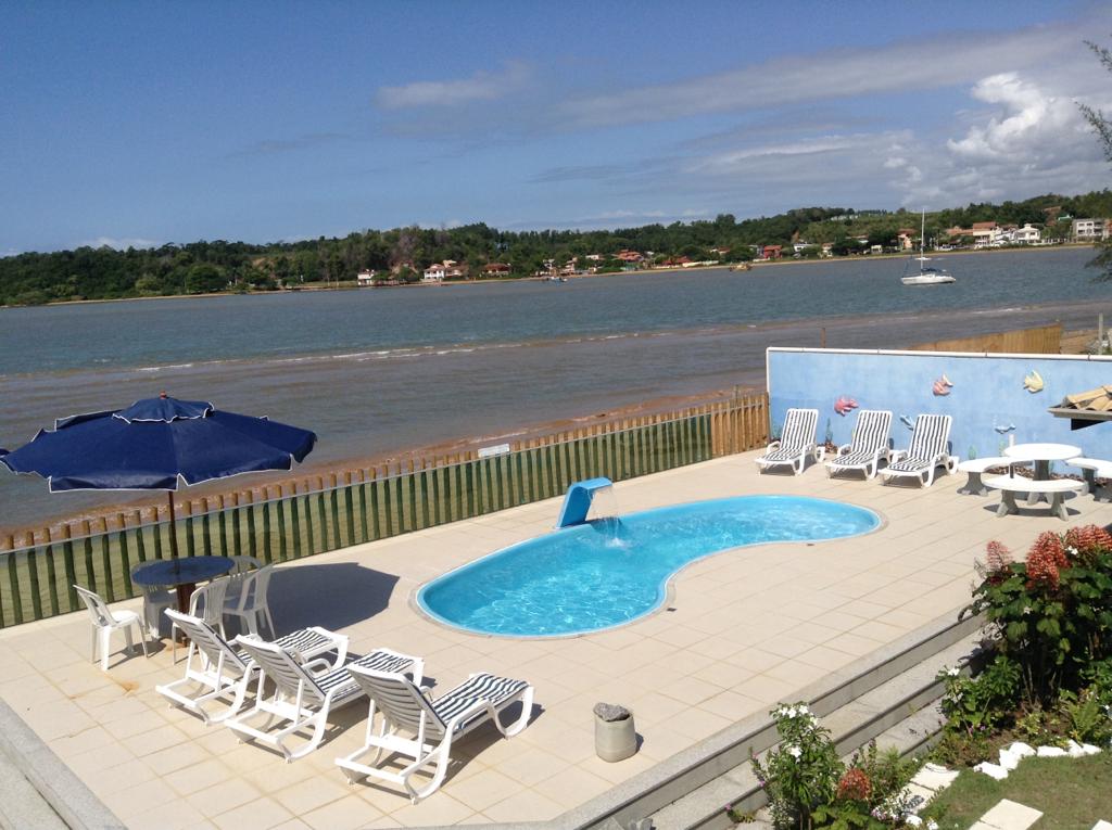 Piscina à beira do rio Piraqueaçu