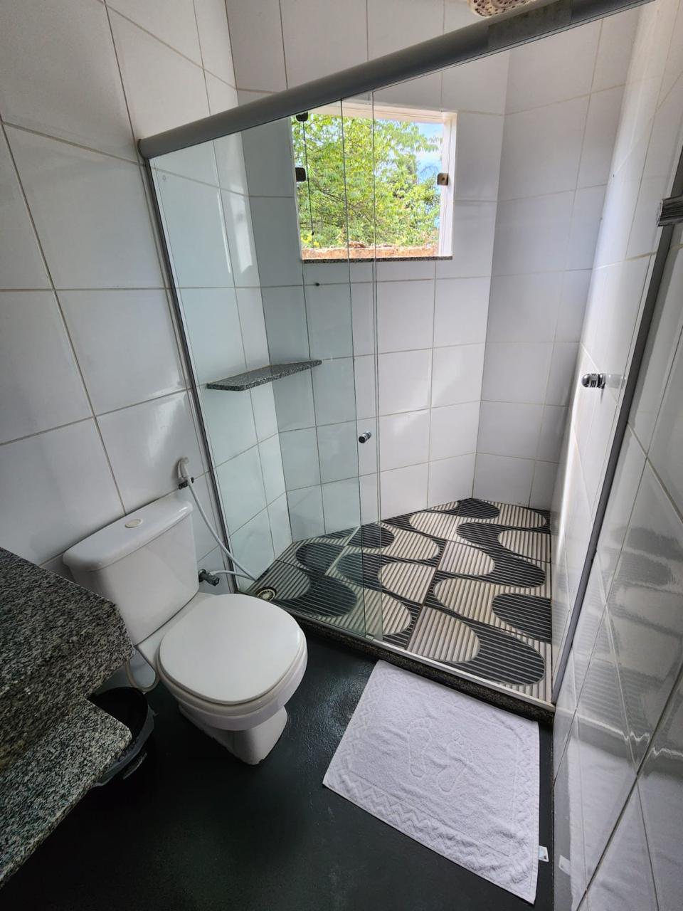 Banheiro do chalé com box de vidro