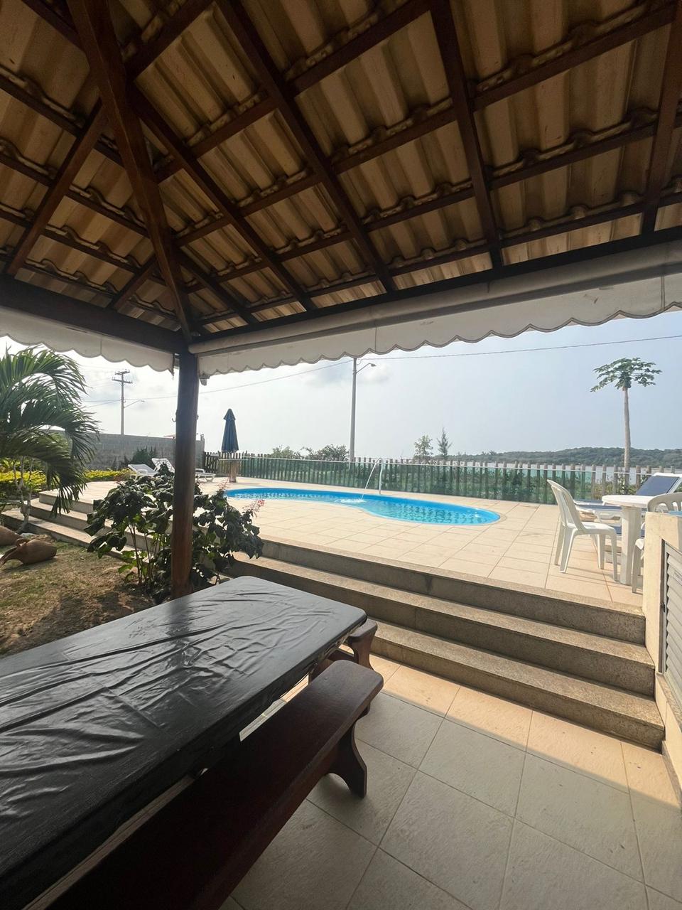 Varanda com vista para a piscina