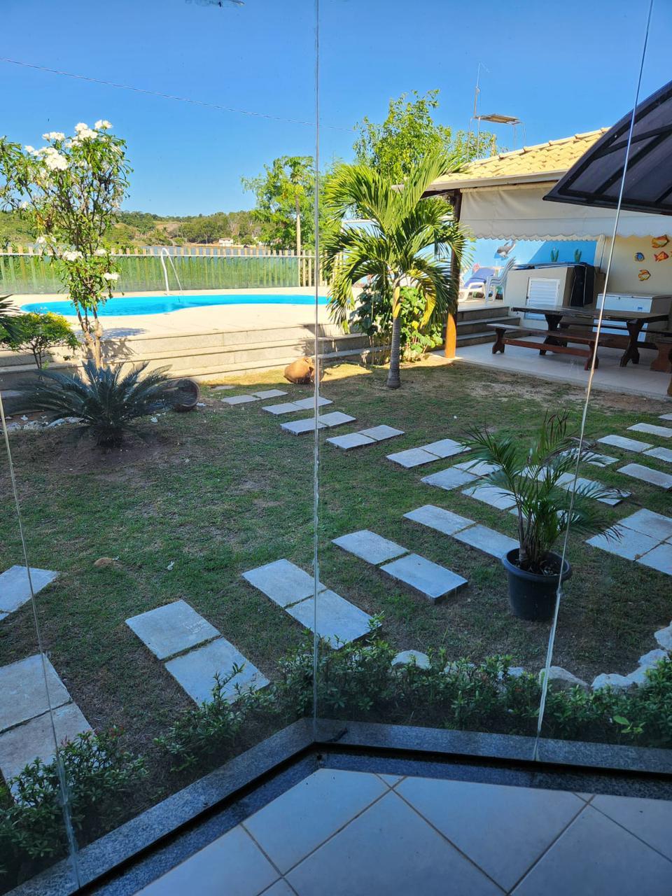 Jardim com caminho de pedras e piscina